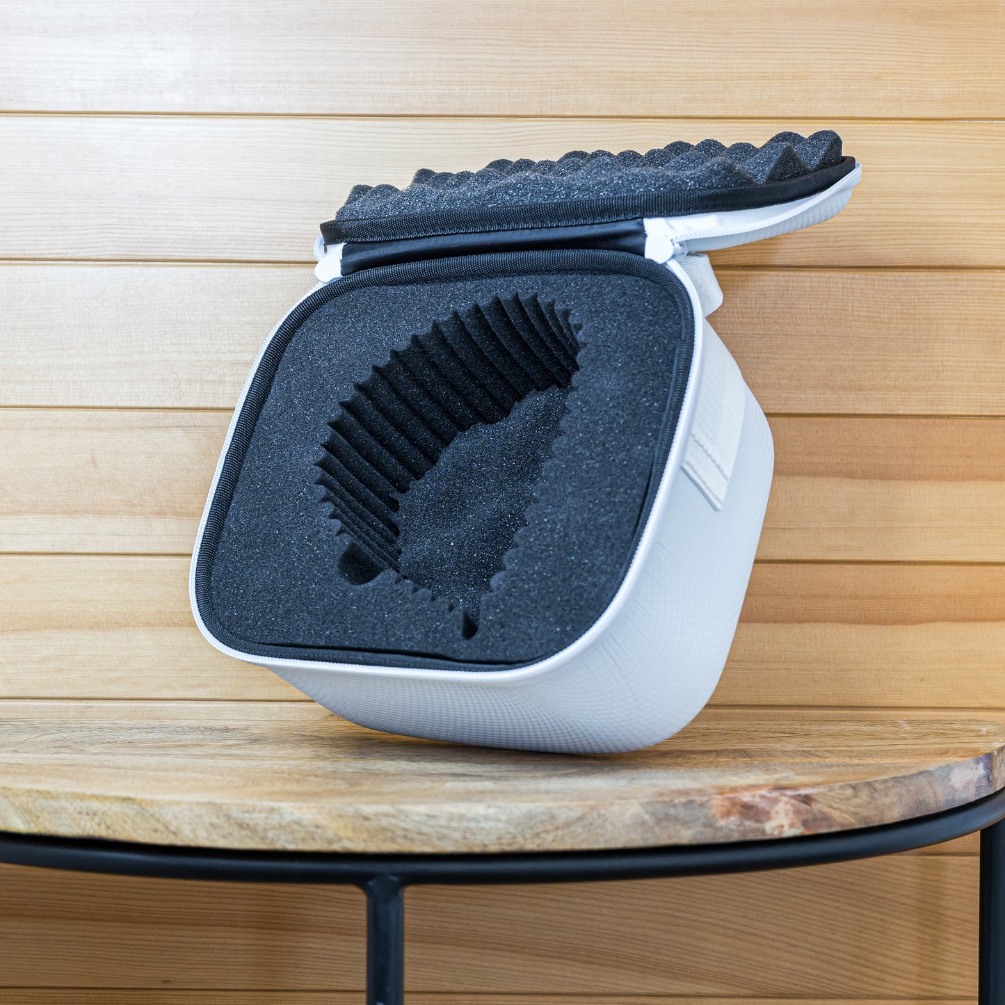 Carbon - White Single Driver